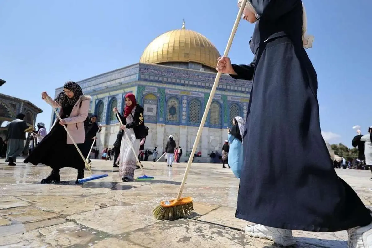 (تصاویر) مشارکت گسترده زنان در عملیات نظافت مسجد الاقصی