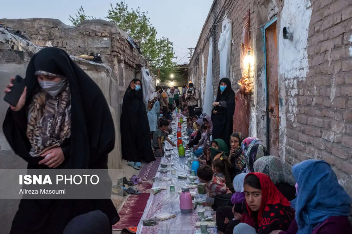 (تصاویر) سفره افطار در کورههای آجرپزی
