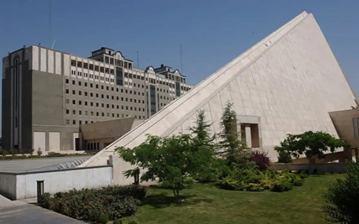 تجمع تعدادی از دانشجویان ایرانی در اوکراین مقابل مجلس