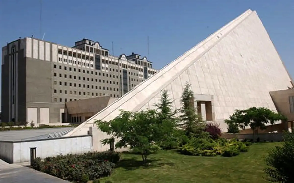 تجمع تعدادی از دانشجویان ایرانی در اوکراین مقابل مجلس