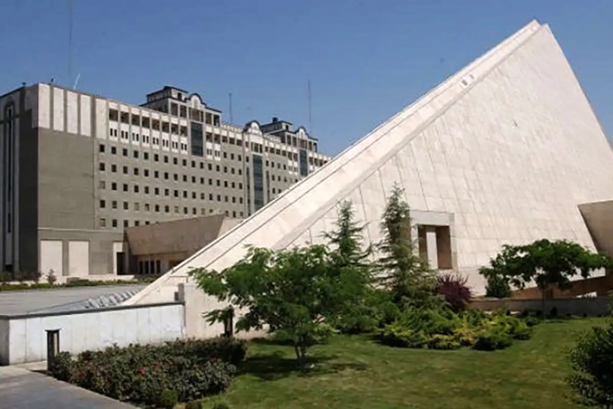 تجمع تعدادی از دانشجویان ایرانی در اوکراین مقابل مجلس