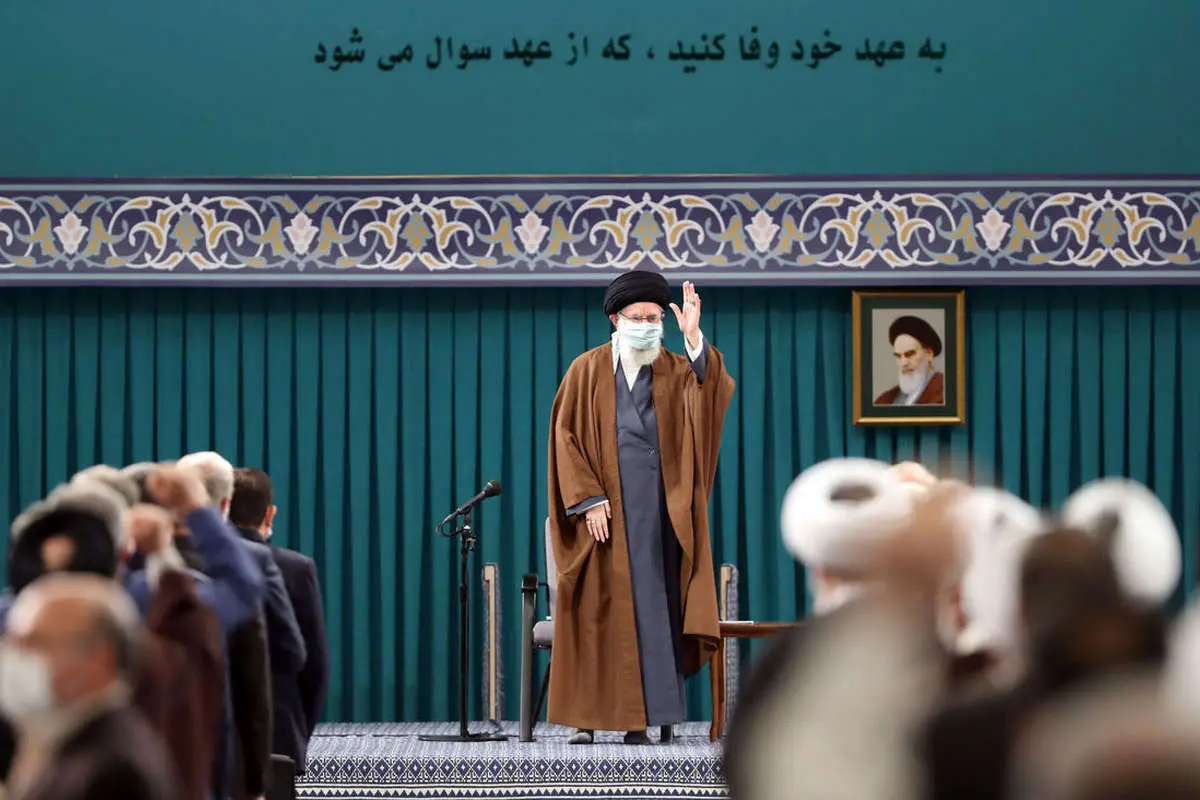 مسئولان مطلقاً معطّل مسئله هسته‌ای نشوند