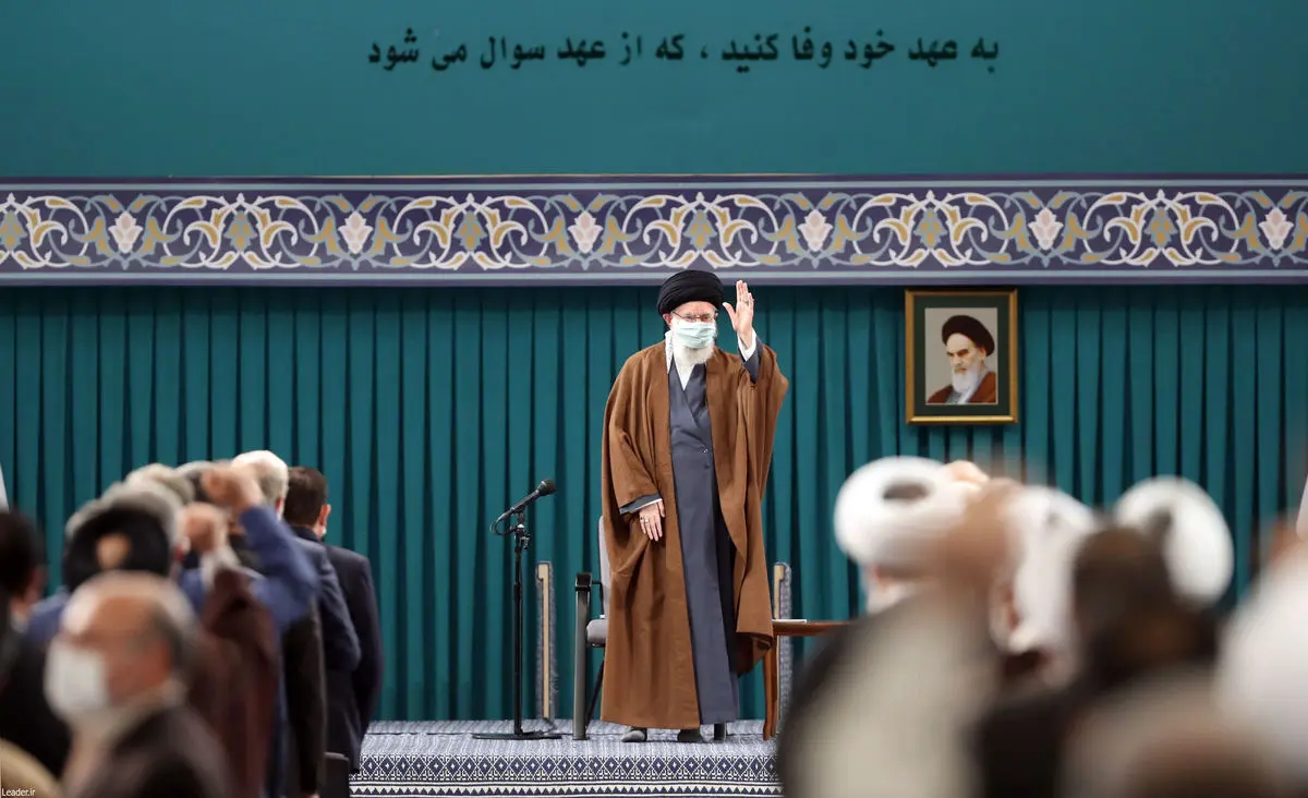 (تصاویر) روحانی و ظریف در دیدار کارگزاران نظام با رهبر انقلاب