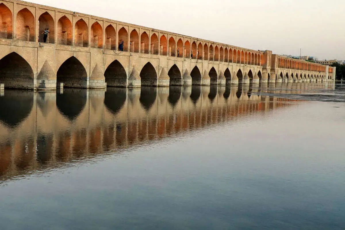 آب در رودخانه زاینده رود جاری شد
