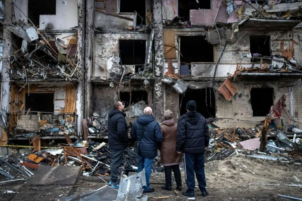 (ویدئو) لحظه برخورد راکت به نزدیکی زن اوکراینی