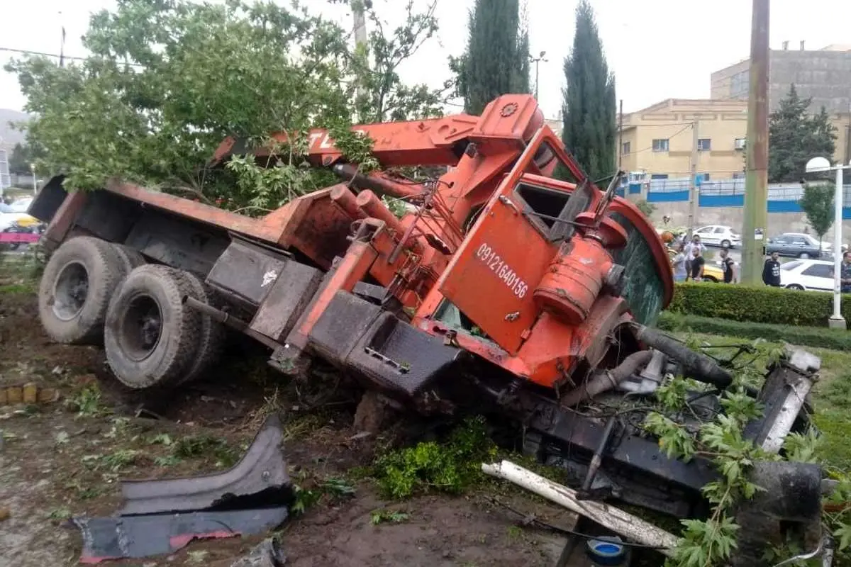 (ویدئو) ترمز بریدن جرثقیل در کرج حادثهساز شد