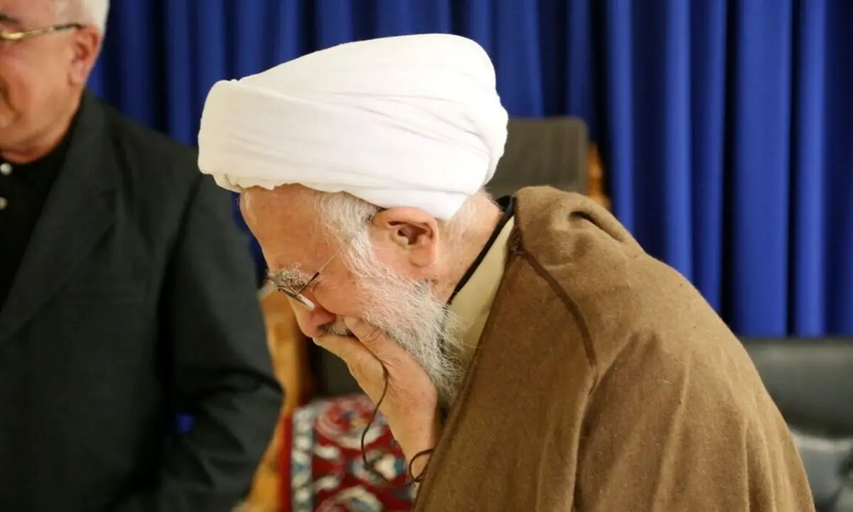 (ویدئو) حضور آیت‌الله جوادی آملی بر مزار همسرش