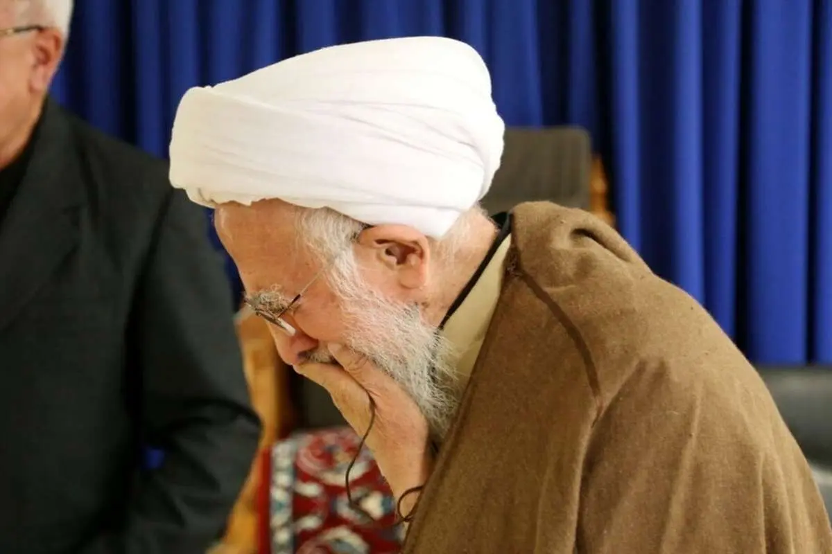 (ویدئو) حضور آیتالله جوادی آملی بر مزار همسرش