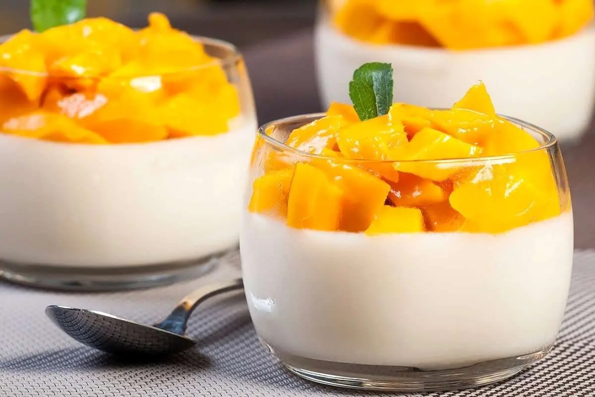 طرز تهیه دسر پاناکوتای وانیلی با سس انبه