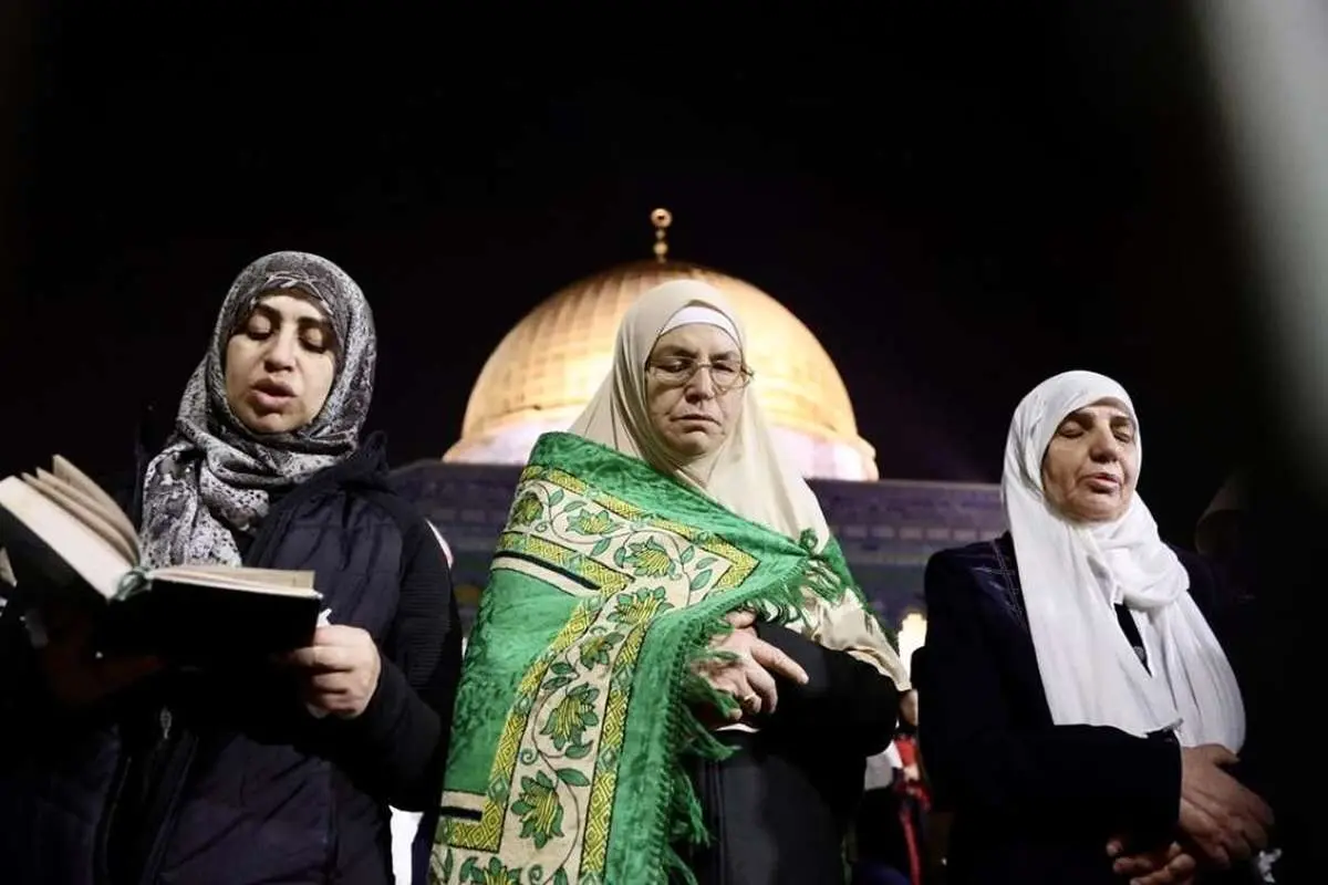 (تصاویر) حضور ۲۵۰ هزار فلسطینی در مسجد الاقصی