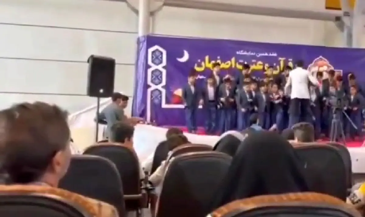 (ویدئو) لحظه سقوط گروه تواشیح از روی سن در نمایشگاه اصفهان