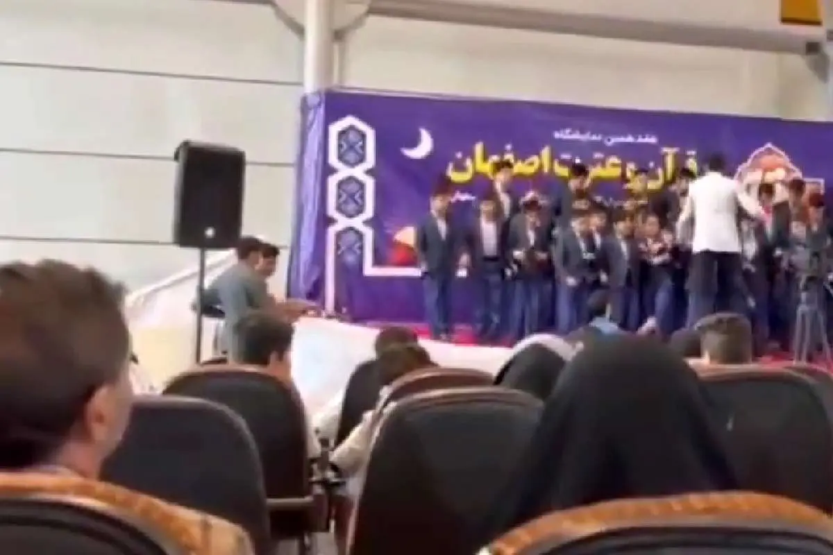 (ویدئو) لحظه سقوط گروه تواشیح از روی سن در نمایشگاه اصفهان