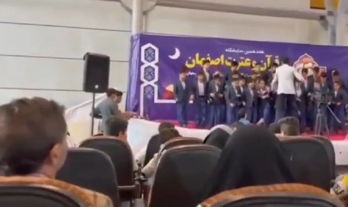 (ویدئو) لحظه سقوط گروه تواشیح از روی سن در نمایشگاه اصفهان
