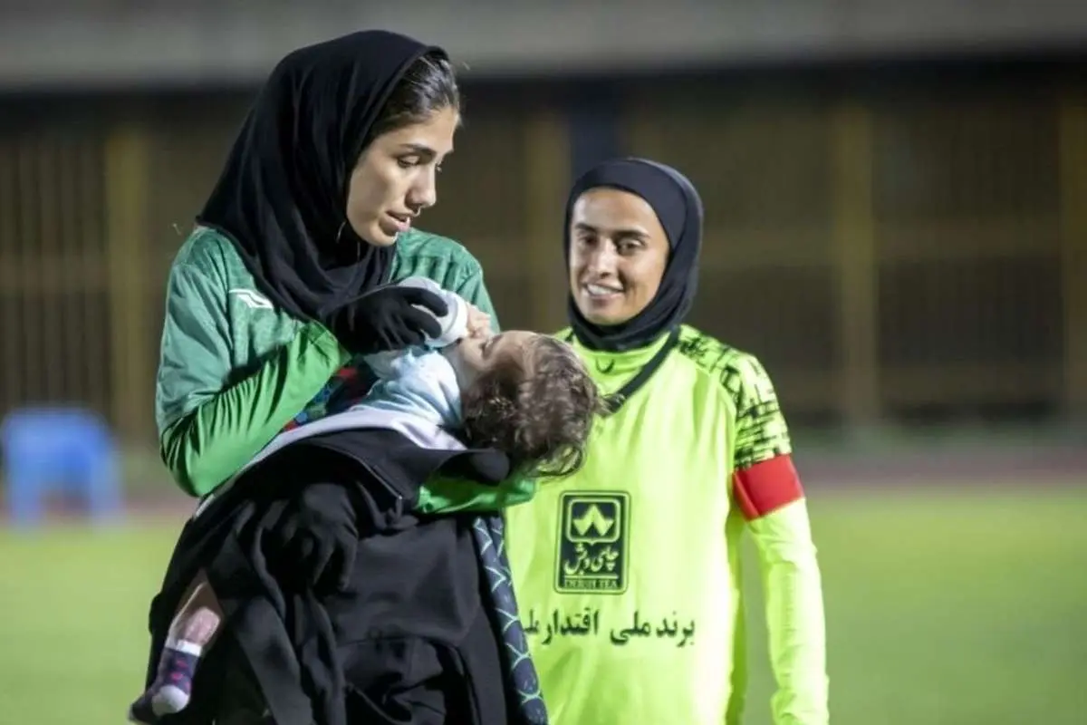 (تصاویر) مهر مادرانه الهام فرهمند در زمین فوتبال