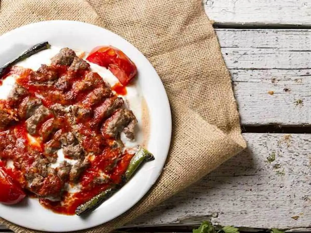 طرز تهیه اسکندر کباب ترکیه با سس مخصوص