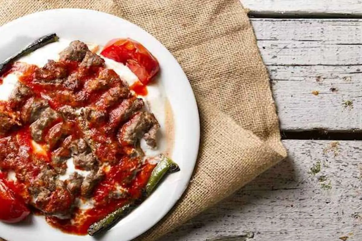 طرز تهیه اسکندر کباب ترکیه با سس مخصوص