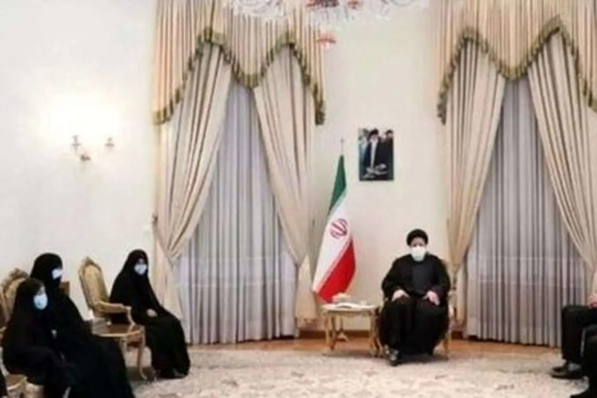اعتراض به حذف تصویر امام از نشست رسمی رئیسی