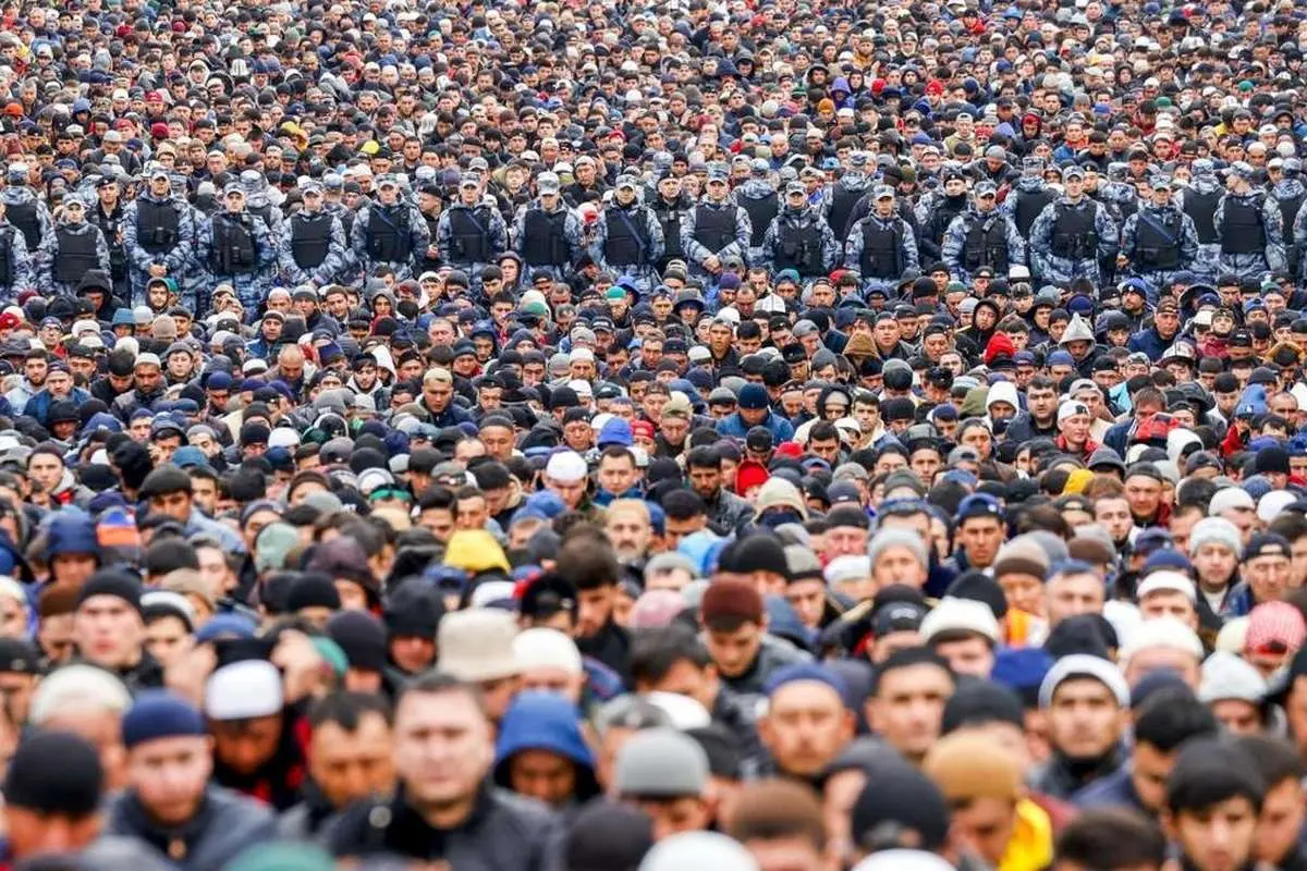 (تصاویر) هزاران مسلمان در خیابانهای مسکو نماز اقامه کردند