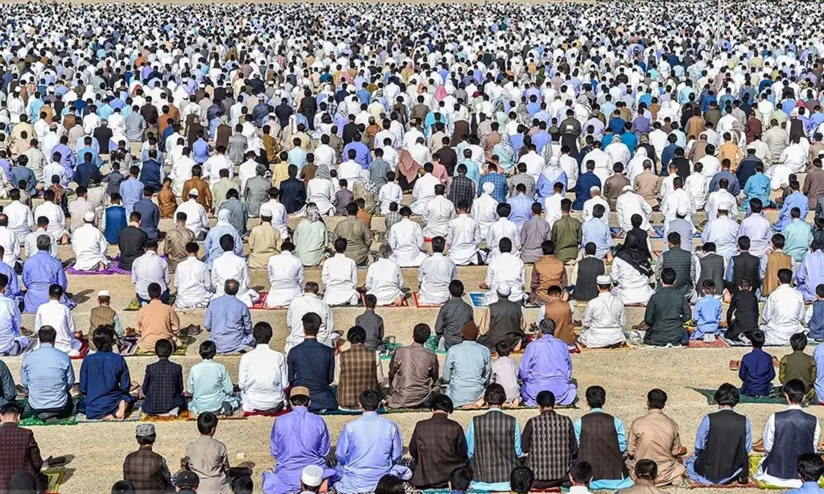 (تصاویر) اقامه نماز عید سعید فطر در زاهدان