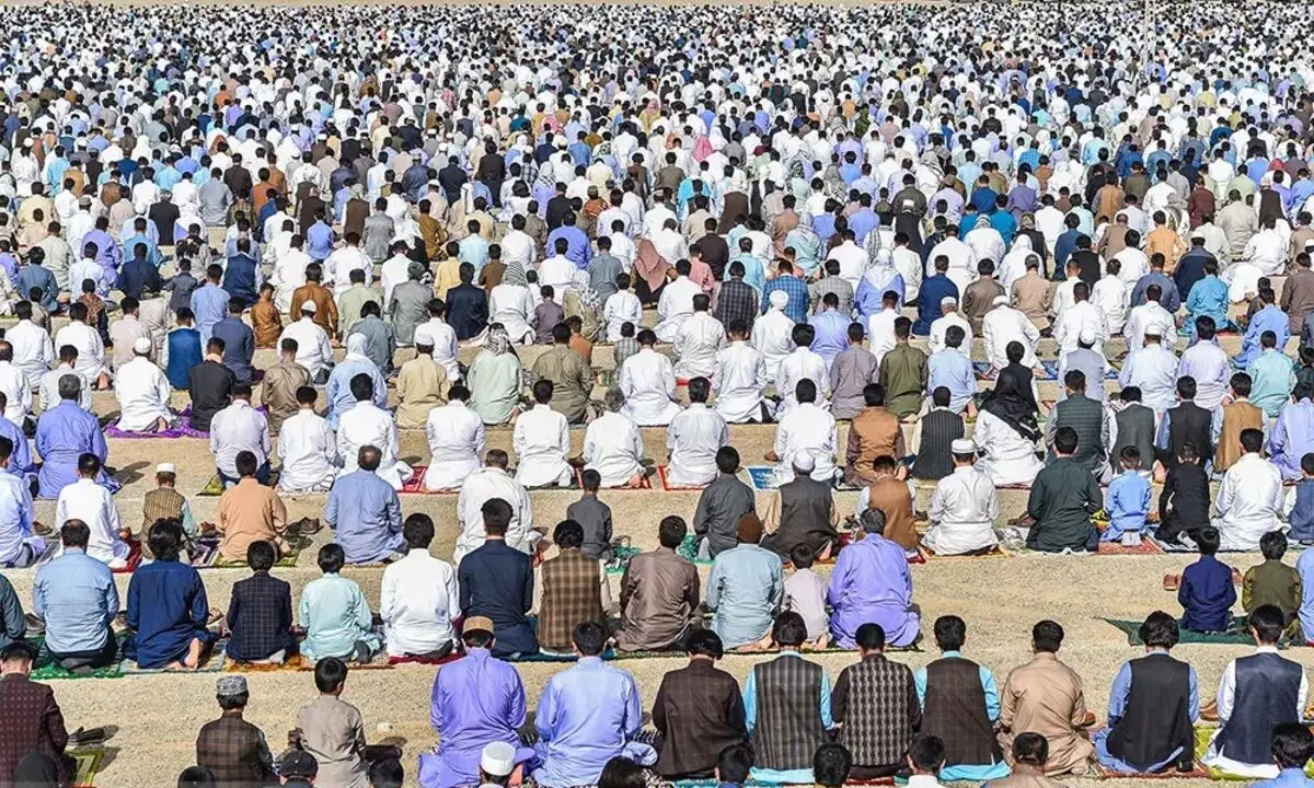 (تصاویر) اقامه نماز عید سعید فطر در زاهدان