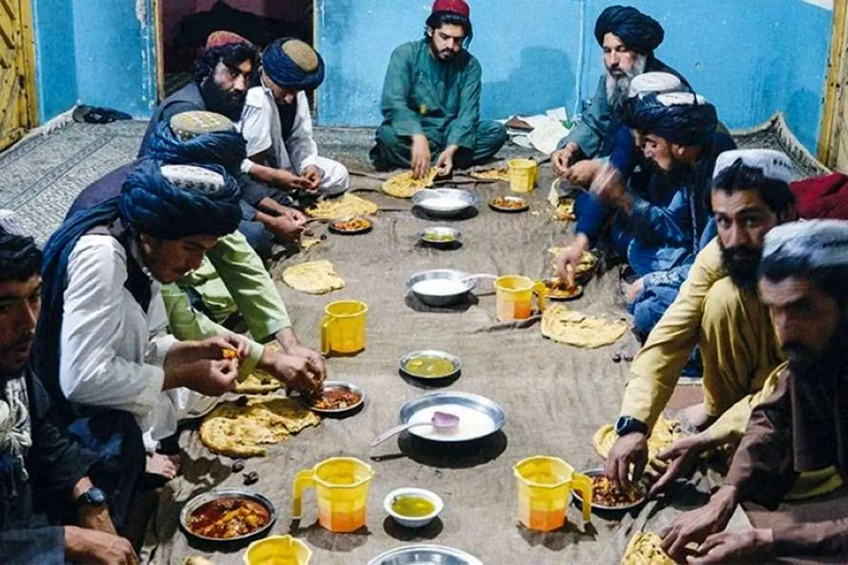 (تصاویر) افطاری جنگجویان طالبان