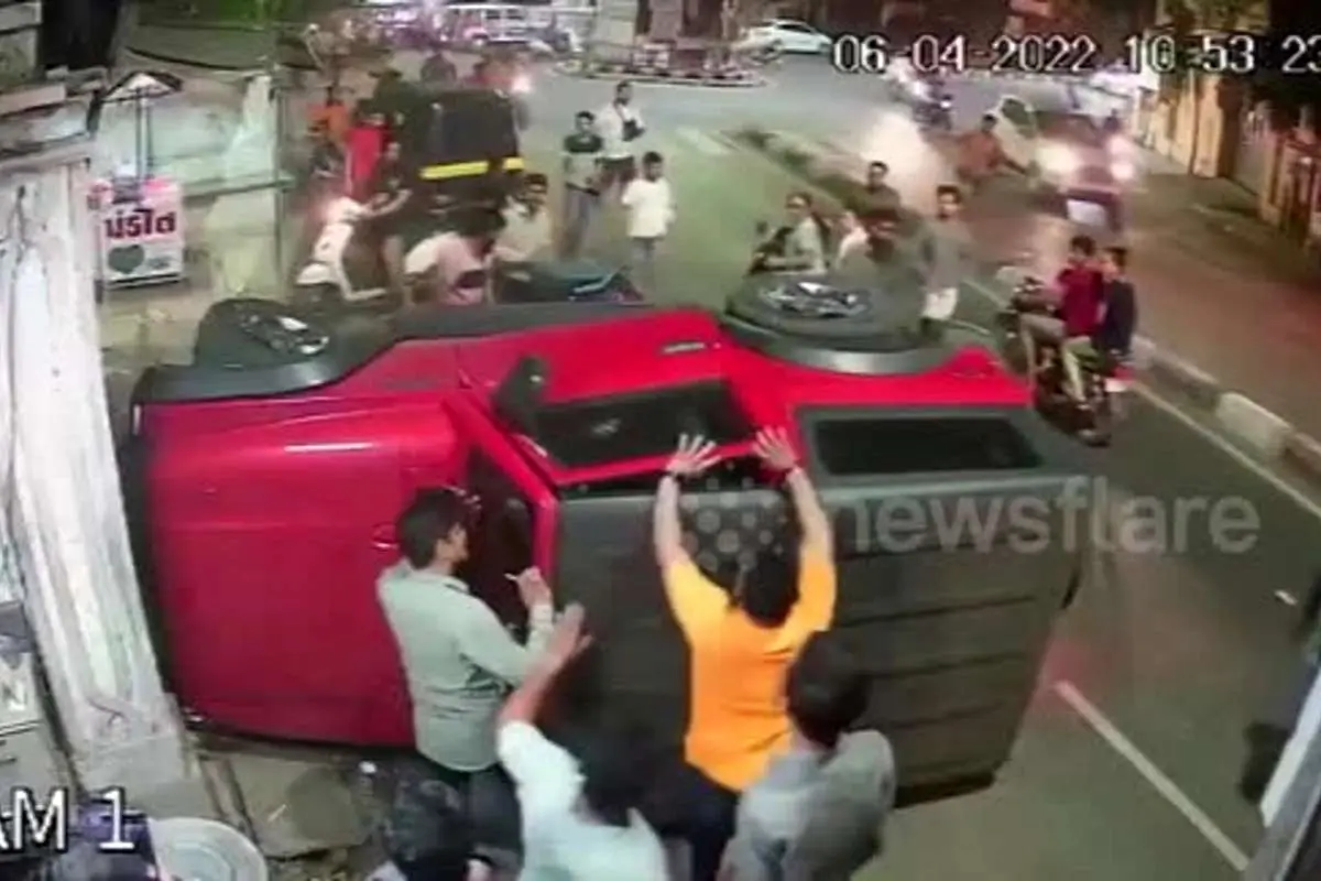 (ویدئو) واژگونی خودروی جیپ و فرار ۵ نفر از محل حادثه