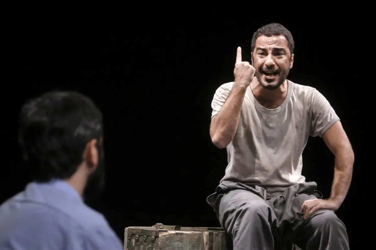 نوید محمدزاده از نمایش «گیاه‌خوار» انصراف داد