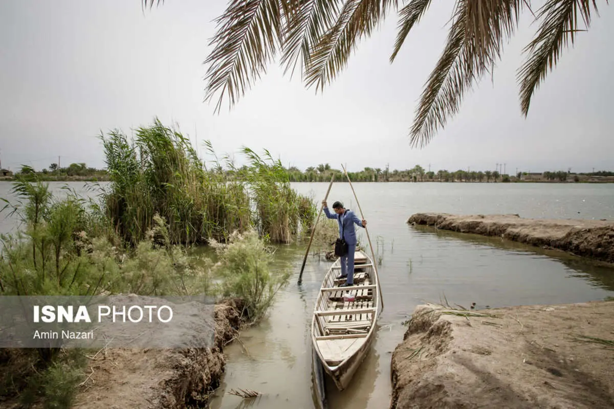 (تصاویر) رفتن معلم به مدرسه با قایق در خوزستان