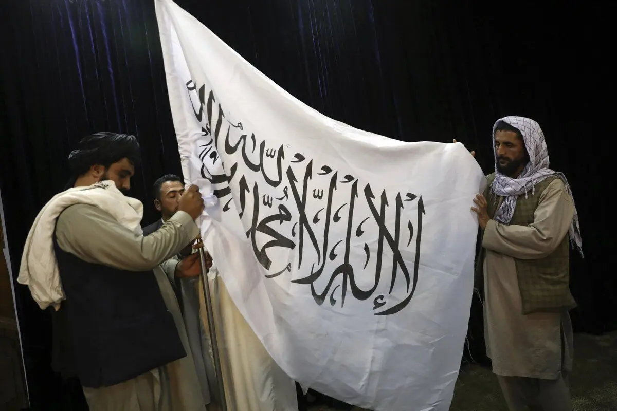 (ویدئو) رجزخوانی مردی با پرچم طالبان در لندن