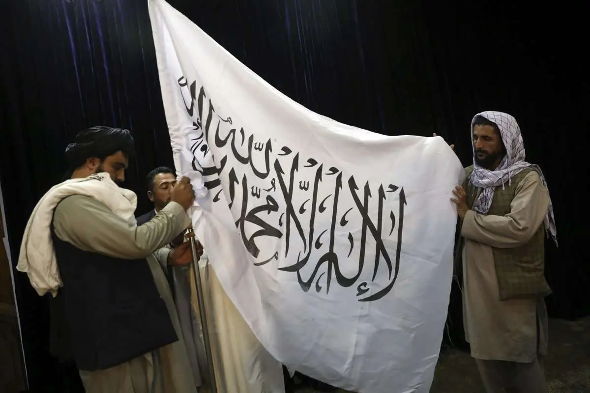 (ویدئو) رجزخوانی مردی با پرچم طالبان در لندن