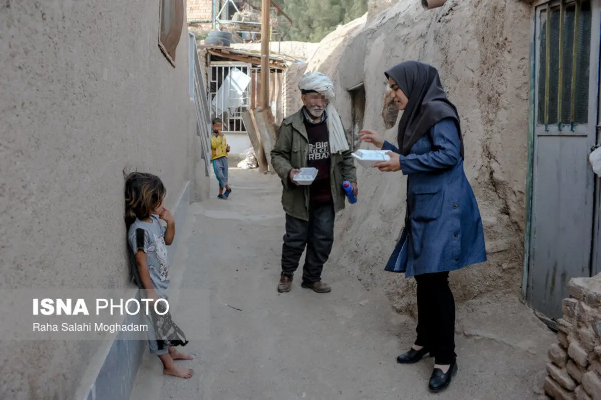 (تصاویر) پخش نذری در مناطق محروم بیرجند
