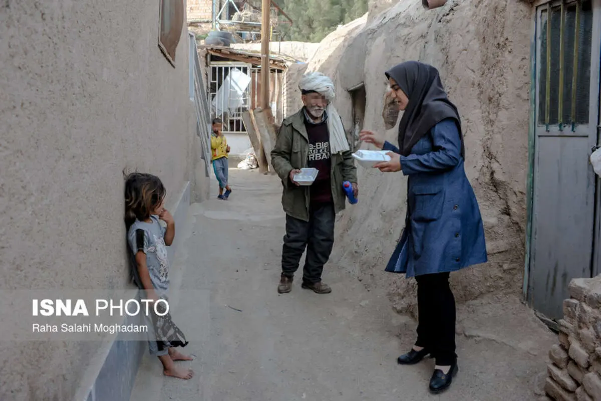 (تصاویر) پخش نذری در مناطق محروم بیرجند