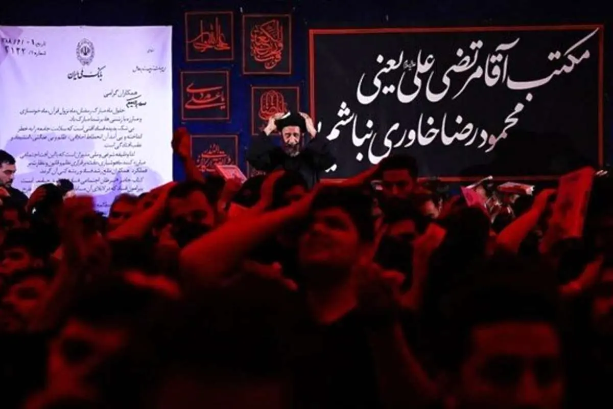 (عکس) نصب بنری عجیب در مراسم هیات مذهبی با نامه محمدرضا خاوری