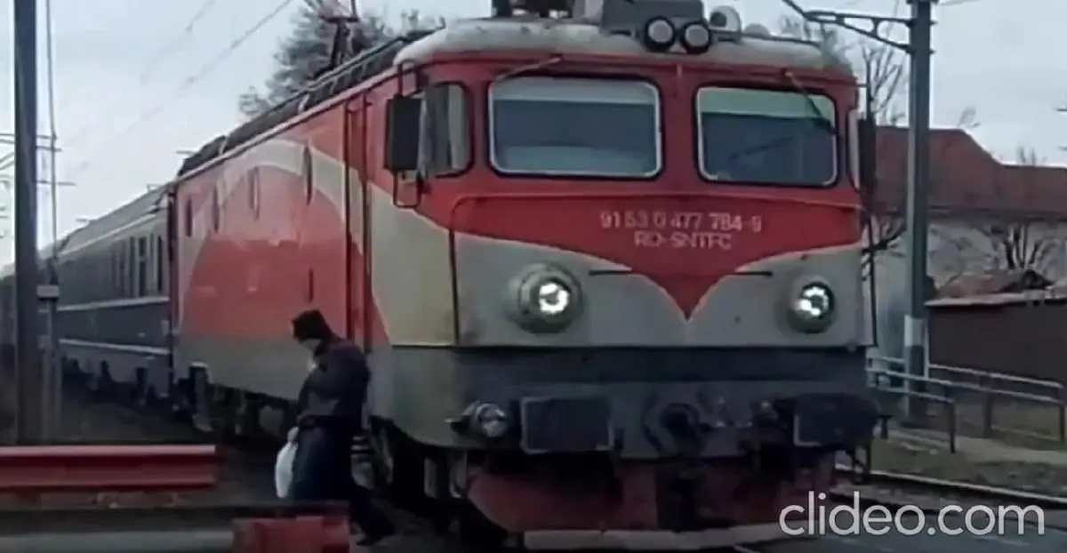 (ویدئو) خوش شانسی یک مرد از برخورد مرگبار با قطار