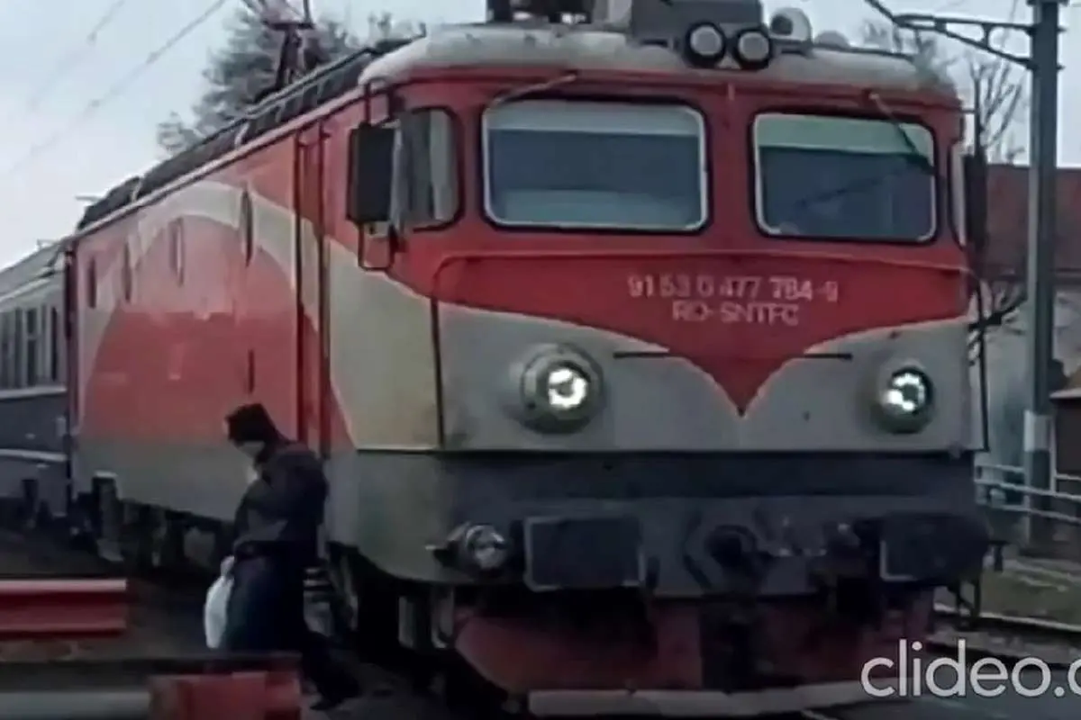 (ویدئو) خوش شانسی یک مرد از برخورد مرگبار با قطار