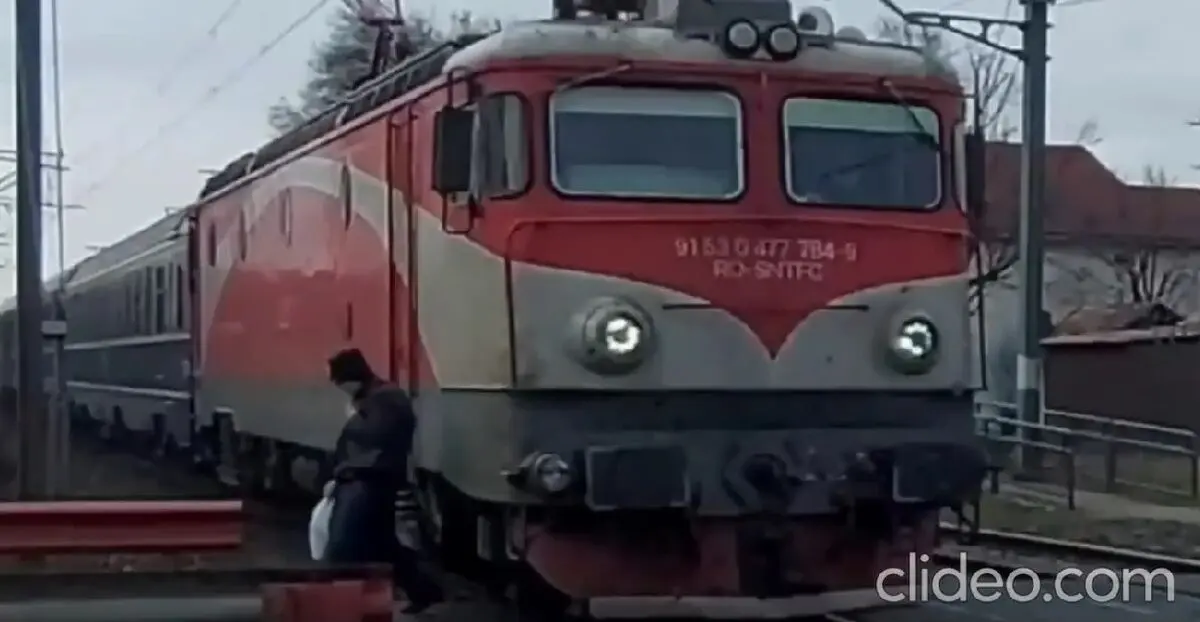 (ویدئو) خوش شانسی یک مرد از برخورد مرگبار با قطار
