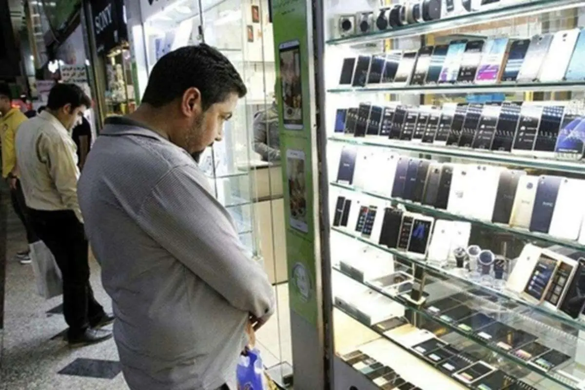 میگویند چون آیفون آمریکایی است باید با عدم وارداتش به آمریکا ضربه بزنیم