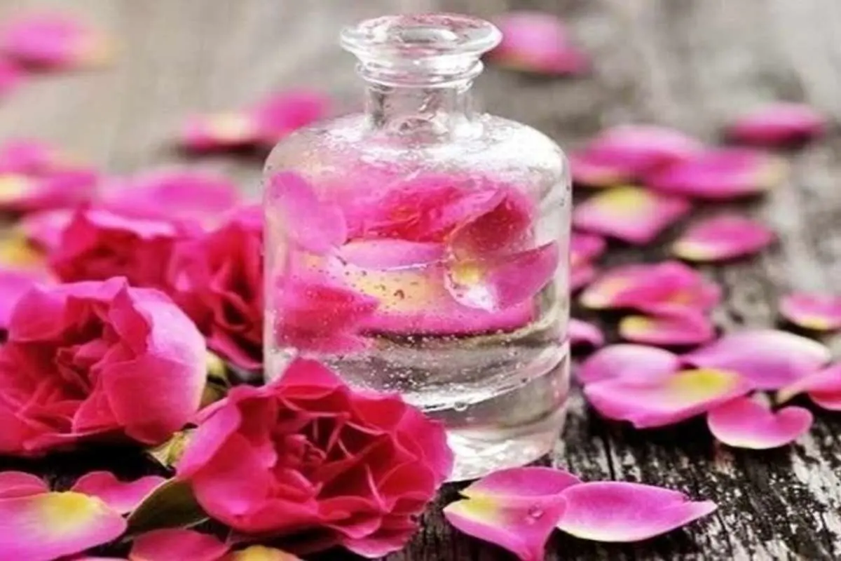 قیمت گلاب ویژه با پودر طلا در بازار