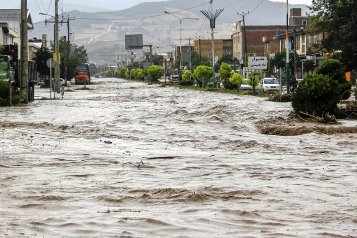 سیل و رعد و برق جان ۲ نفر را گرفت