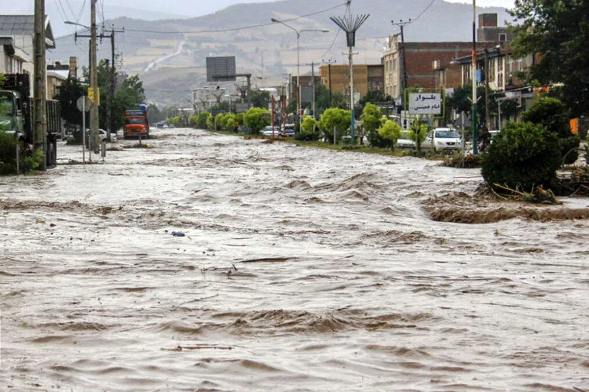 سیل و رعد و برق جان ۲ نفر را گرفت