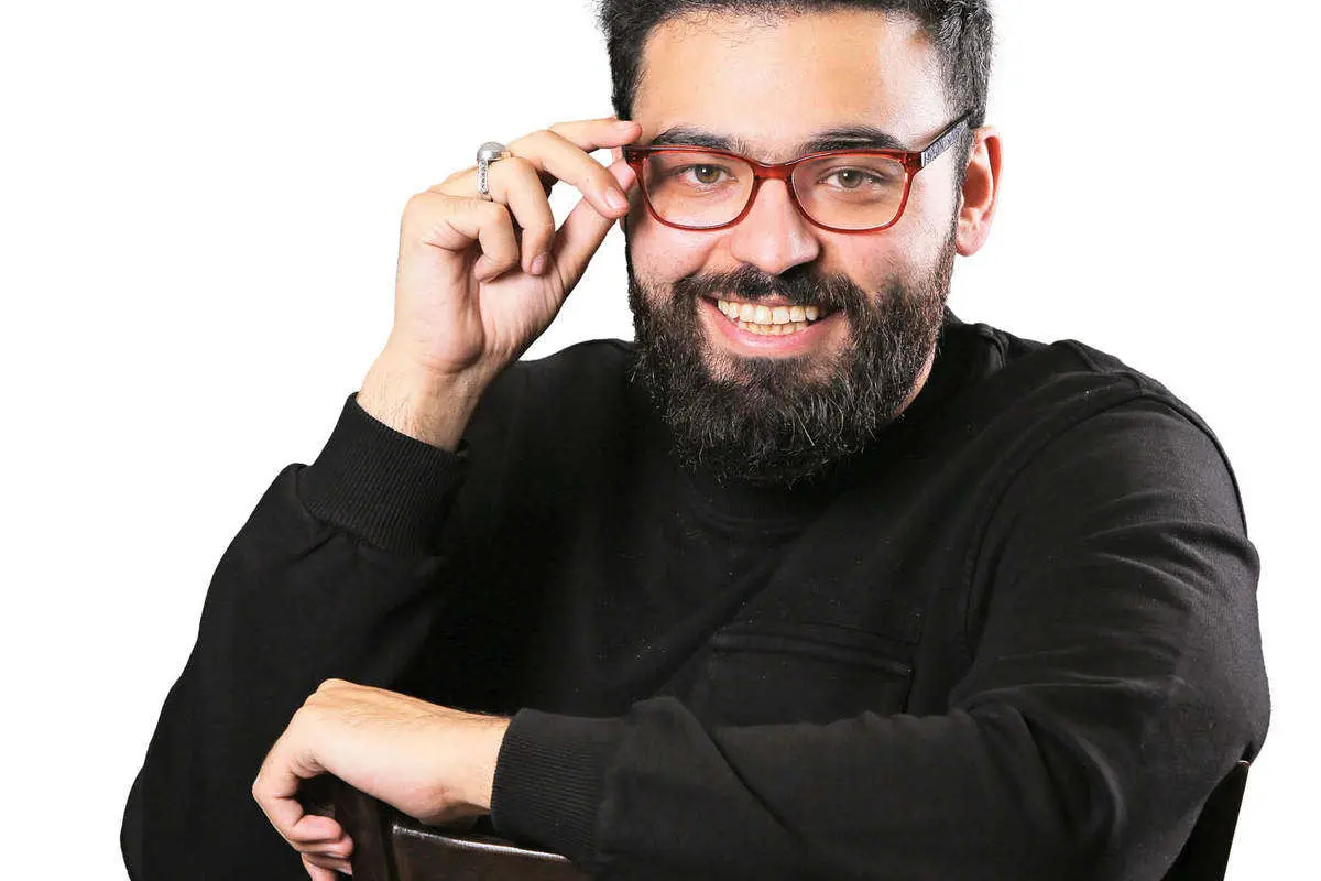 (ویدئو) عقد مجری معروف تلویزیون روی آنتن زنده