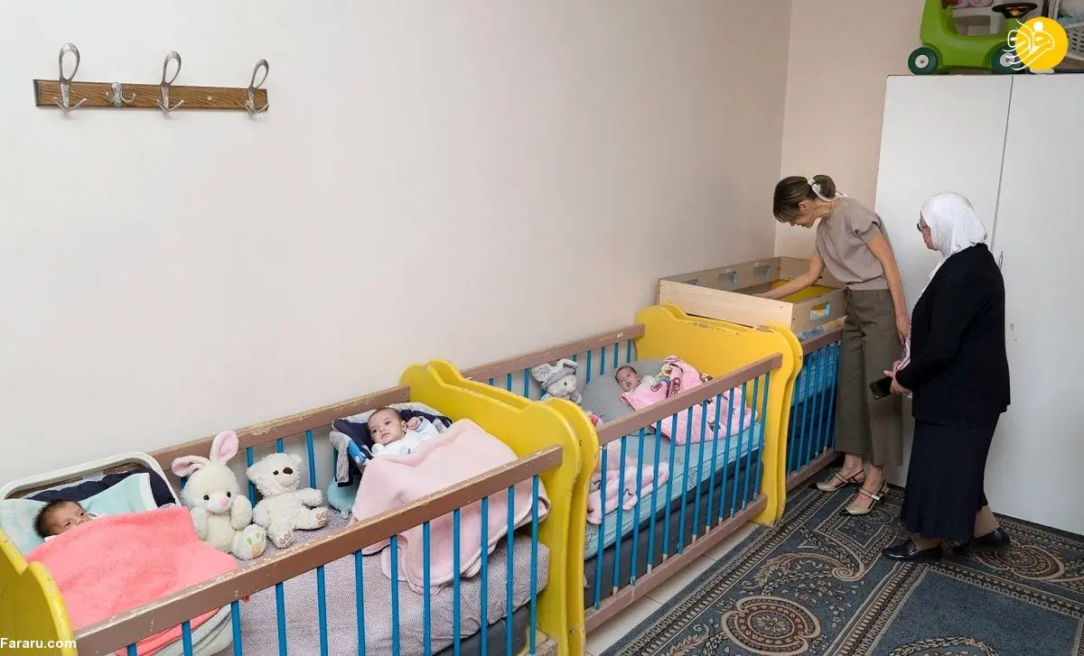 (عکس) بازدید اسماء اسد از یک مرکز نگهداری کودکان