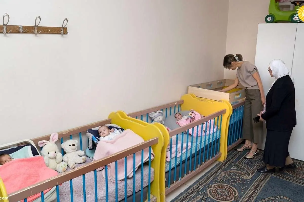(عکس) بازدید اسماء اسد از یک مرکز نگهداری کودکان