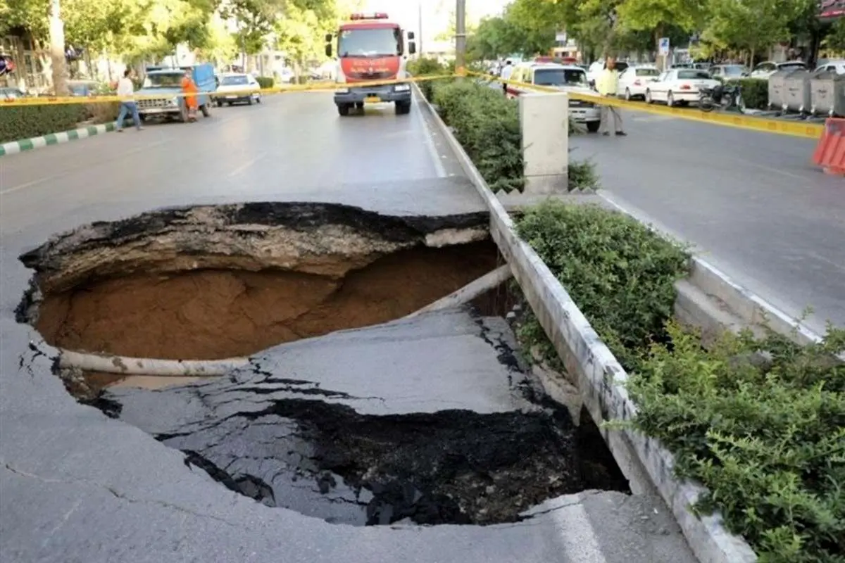 فرونشست زمین در بزرگراه شهید آبشناسان