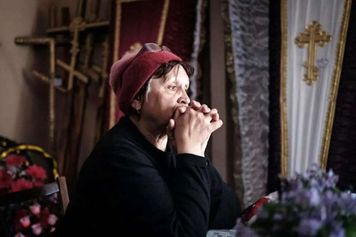 (ویدئو) ترکیبی سورئال از زندگی و مرگ، تابوت‌فروشی در اوکراین پناهگاه شد