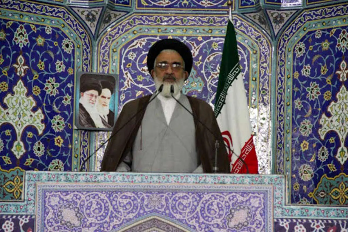 امام جمعه قم: فشار اقتصادی توطئهی دشمن است