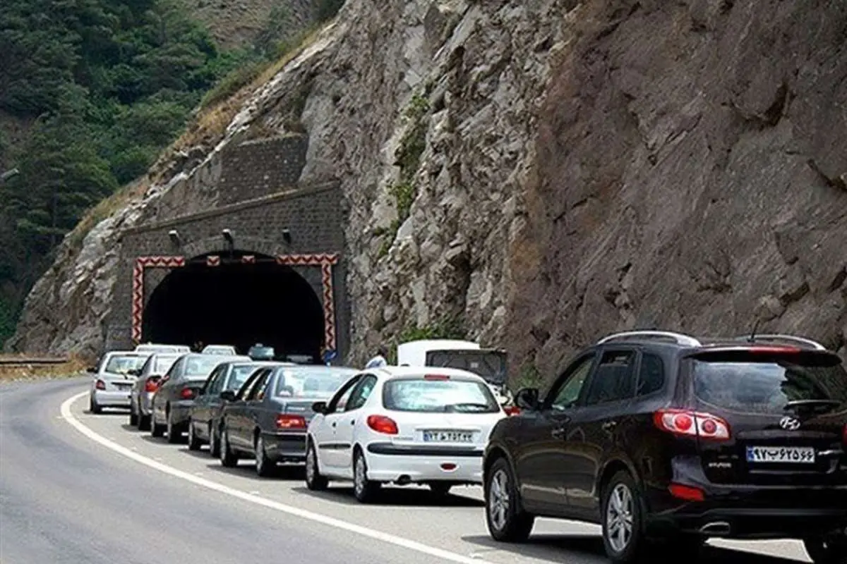 محورهای هراز و چالوس همچنان درگیر ترافیک