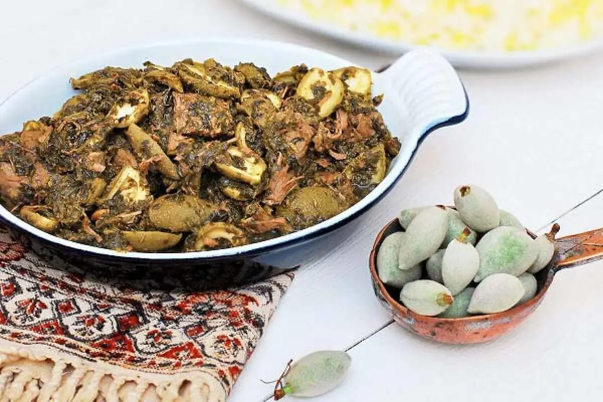 طرز تهیه خورش چغاله بادام؛ خورش خوشمزه فصل