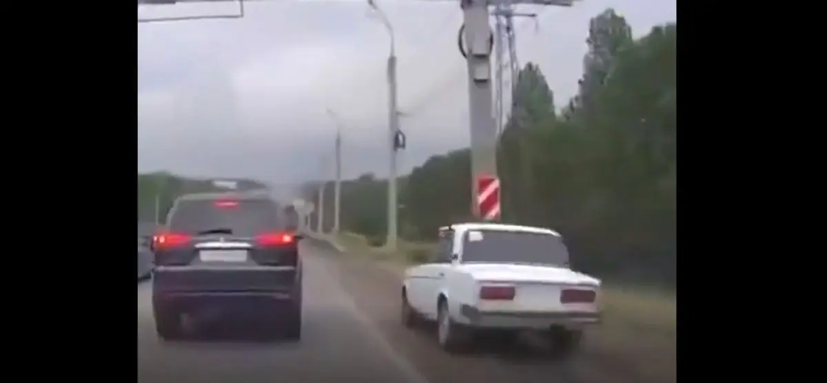 (ویدئو) سقوط به دره، عاقبت سبقت از شانه خاکی