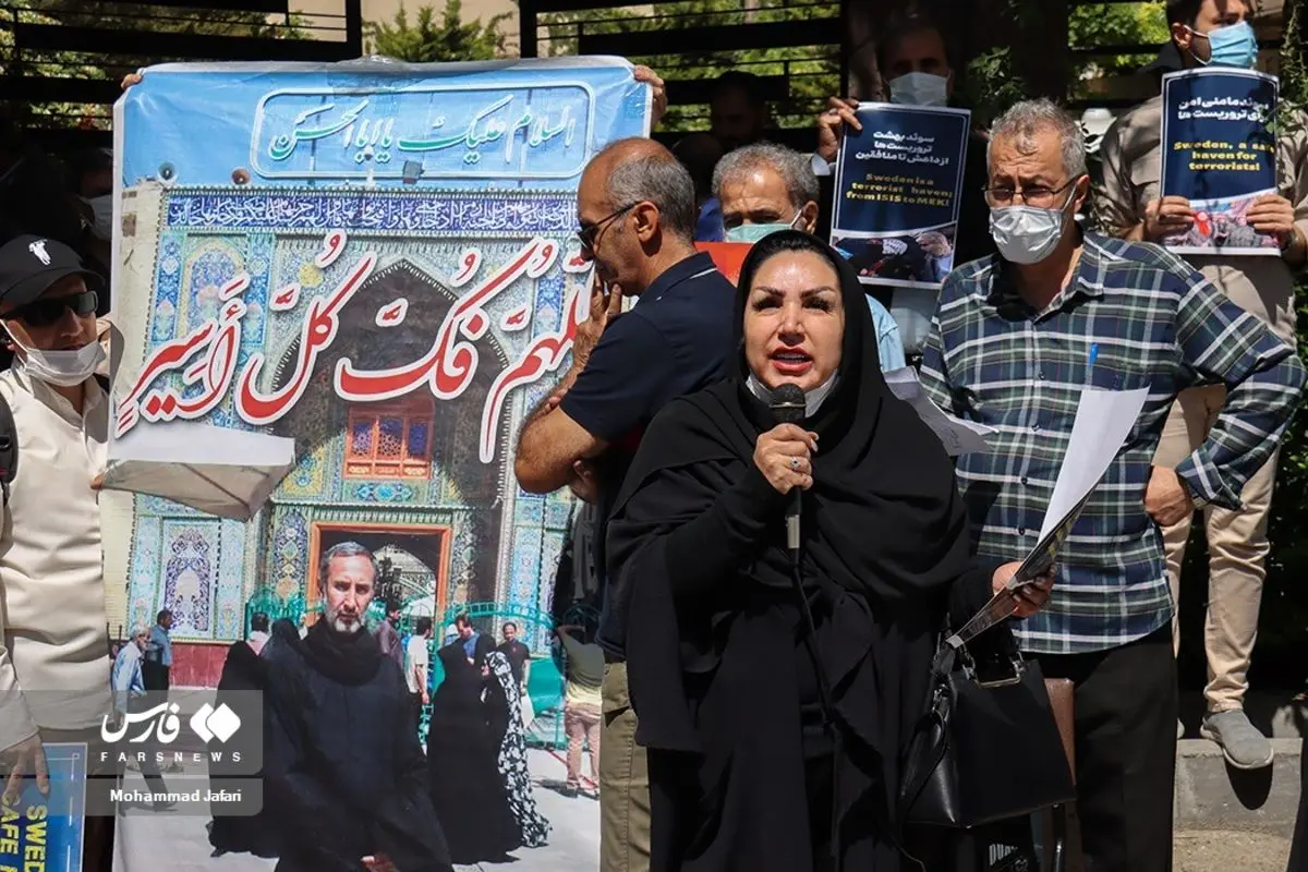 (تصاویر) اعتراض به بازداشت حمید نوری مقابل سفارت سوئد در تهران